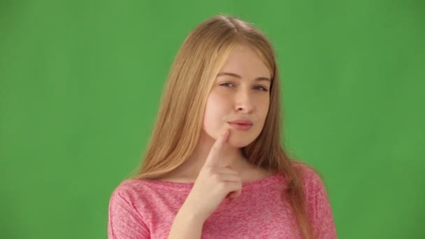 Mujer sobre fondo verde mostrando el pulgar — Vídeos de Stock