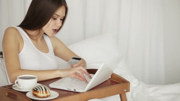Mädchen benutzt Laptop mit Kreditkarte — Stockvideo