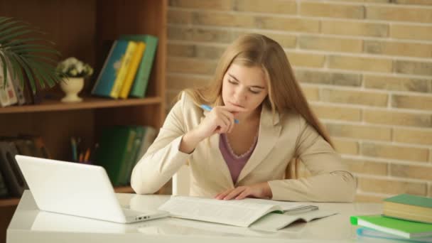 Bella ragazza utilizzando il computer portatile — Video Stock