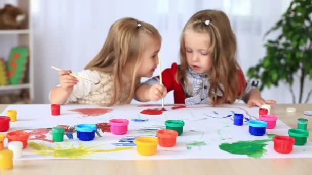 Kinder malen mit Gouache. — Stockvideo