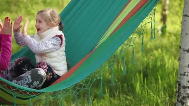 Mère et fille jouant dans le comte des enfants — Video