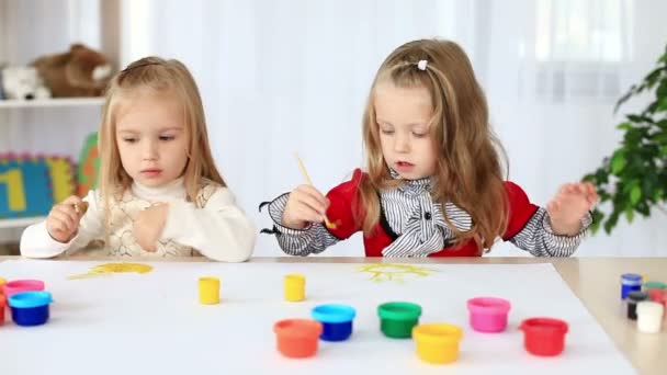 Meninas aprendendo a pintar . — Vídeo de Stock