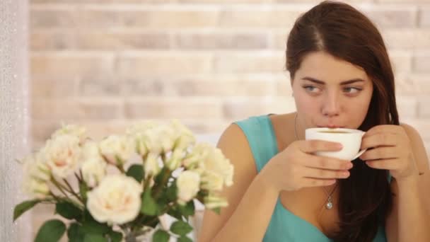 Nő ül kávézóban tea fogyasztása — Stock videók