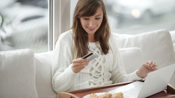 Jeune femme titulaire d'une carte de crédit — Video