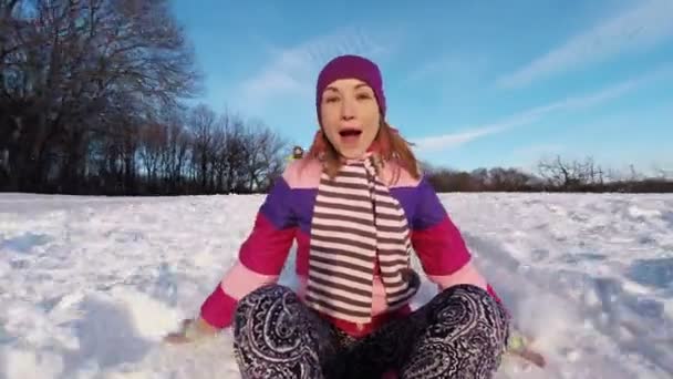 Mujer montando por una colina empinada — Vídeo de stock