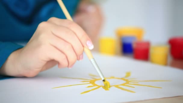 Adolescente pintando el sol — Vídeo de stock