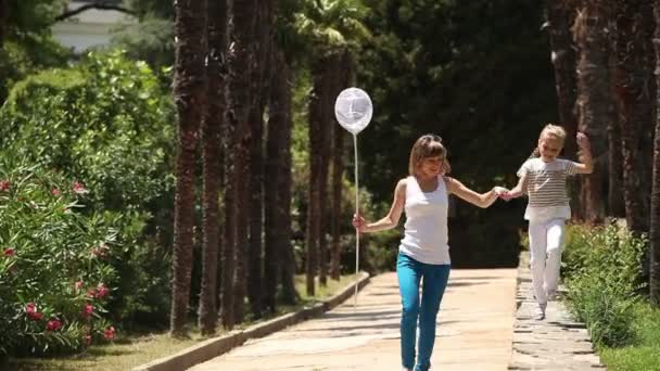 Madre e hijo en el parque . — Vídeos de Stock