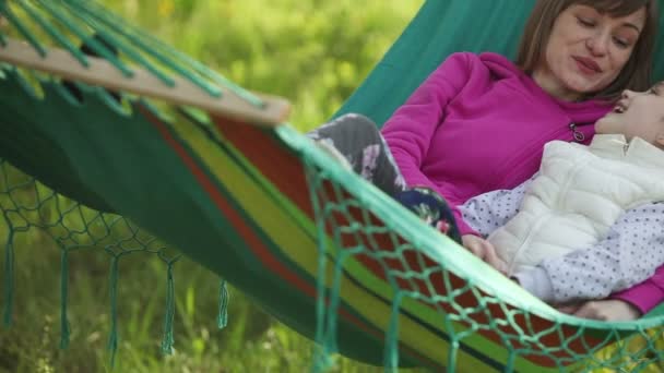 Mère et fille couchées dans un hamac . — Video