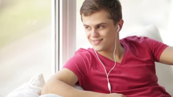 Hombre escuchando música en el teléfono móvil — Vídeos de Stock