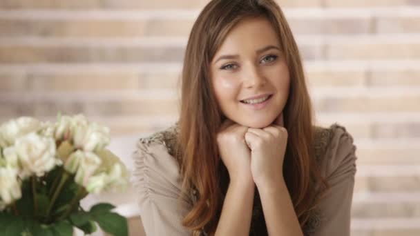 Beautiful young woman sitting at cafe — Stock Video