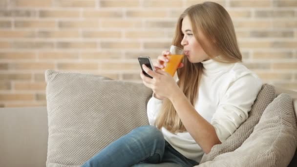 Menina bonita usando telefone celular — Vídeo de Stock