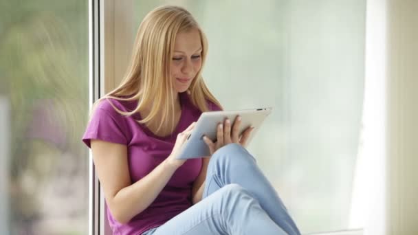 Menina loira bonito usando touchpad — Vídeo de Stock