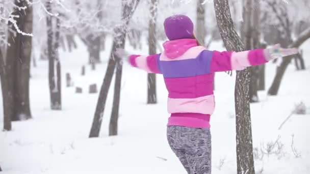 Vrouw die met sneeuw speelt. — Stockvideo