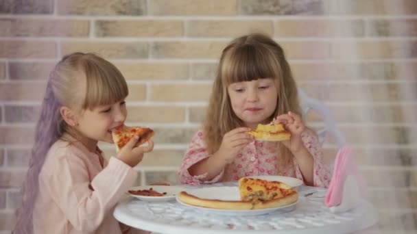 Chicas sentadas en la mesa en la cafetería — Vídeos de Stock