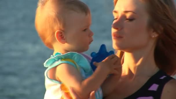 Дитина і мати проти моря . — стокове відео