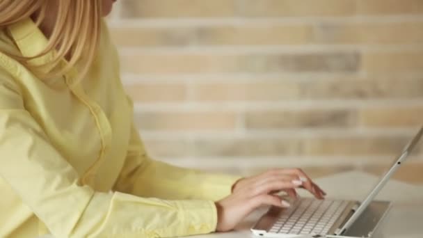 Mujer sentada en la mesa usando portátil — Vídeos de Stock