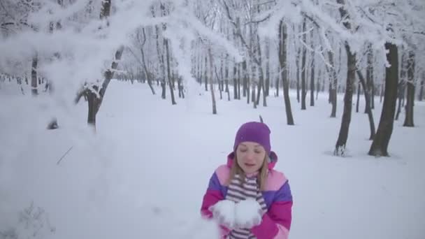 Vrouw speelt met sneeuw — Stockvideo