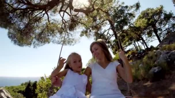 Madre e figlia su un'altalena . — Video Stock