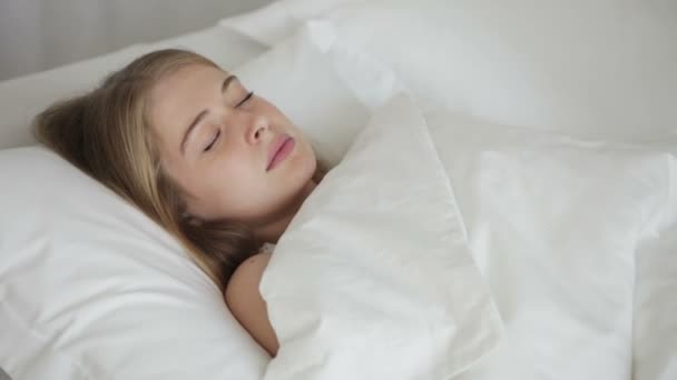 Fille dormir sur son dos dans le lit — Video