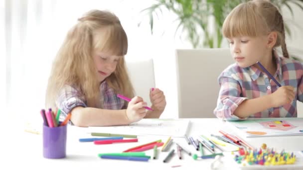 Dvě malé holčičky sedící u stolu, kresba