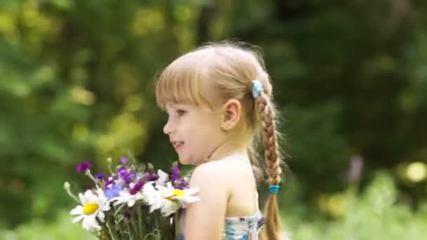 Child holding flowers — Stock Video