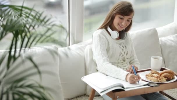 Linda chica escribiendo en cuaderno — Vídeos de Stock