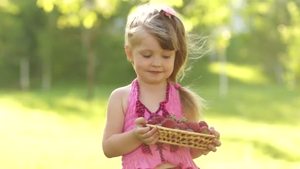 Meisje bedrijf mand van aardbeien — Stockvideo