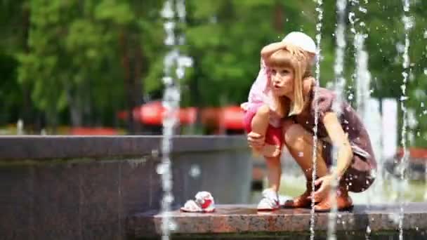 Ребенок и мать в фонтанах . — стоковое видео