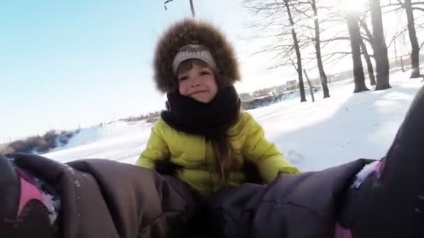 Gyermek lovaglás egy szánkó — Stock videók
