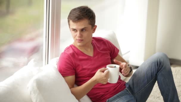 Чоловік п'є чай з чашки — стокове відео