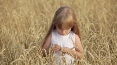 Sevimli küçük kız buğday ayakta