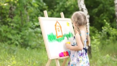 Küçük kız bir rüya ev çizim