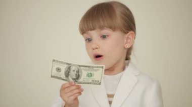 Küçük kız bir para bill tutarak bir