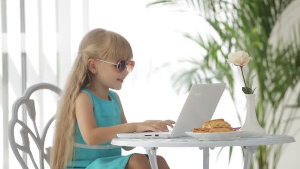 Hermosa niña usando el portátil — Vídeos de Stock