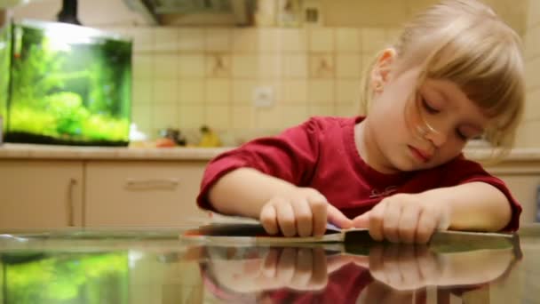 Meisje in slaap met een boek — Stockvideo