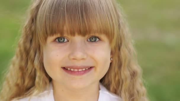 Маленька дівчинка позує на відкритому повітрі — стокове відео