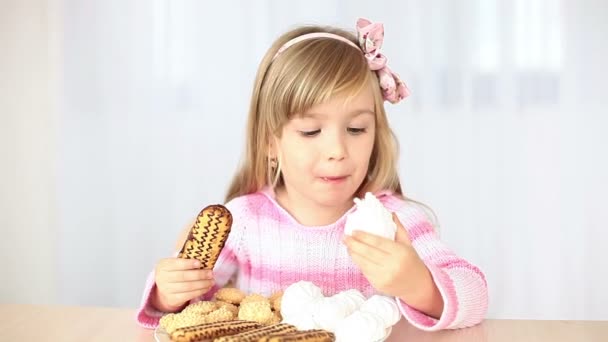Счастливая маленькая девочка ест — стоковое видео