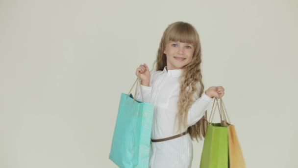 Linda niña posando con bolsas — Vídeos de Stock