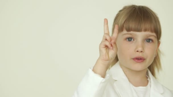 Kleines Mädchen beim Zählen — Stockvideo