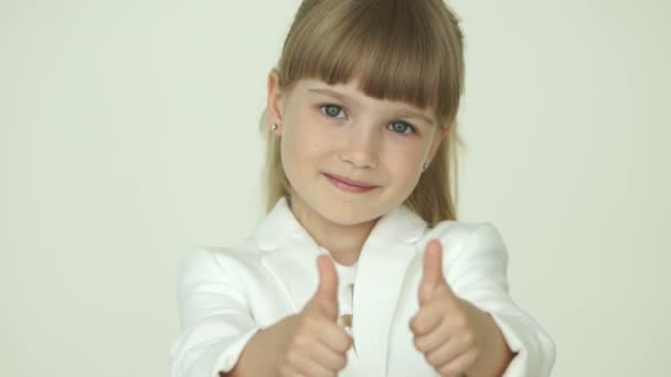 Girl showing thubs up — Stock Video