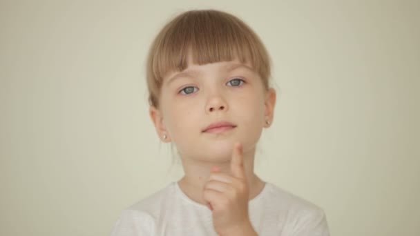 Chica agitando su dedo — Vídeo de stock