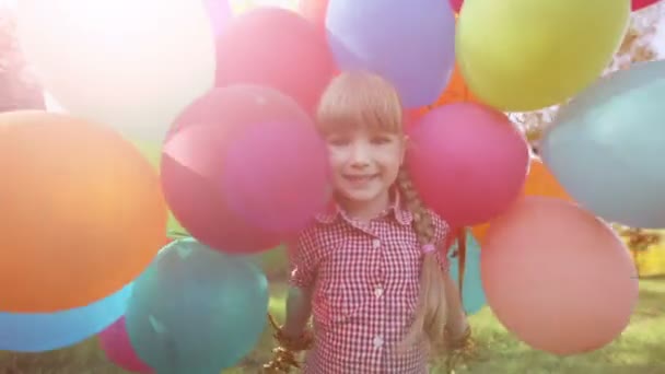 Chica caminando con globos — Vídeo de stock