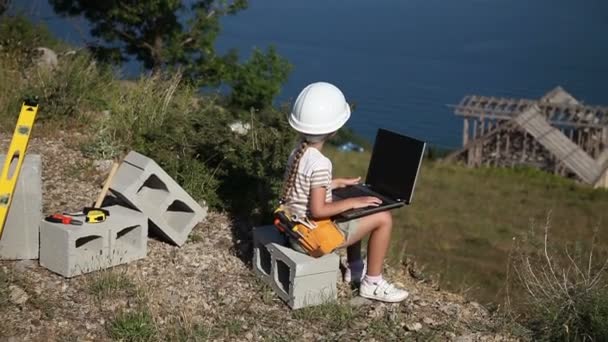 女孩拿着笔记本电脑. — 图库视频影像