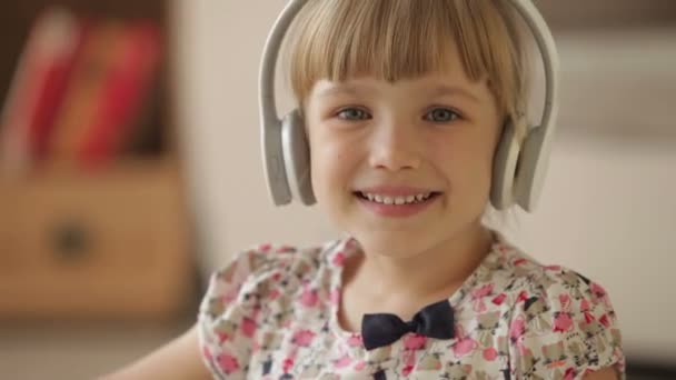 Chica en auriculares agitando su mano — Vídeos de Stock