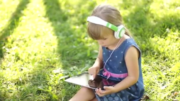 Дівчина в навушниках онлайн — стокове відео