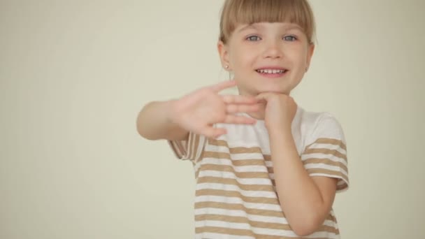 Meisje zwaaien van haar hand — Stockvideo