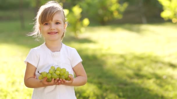 Fille manger des raisins — Video