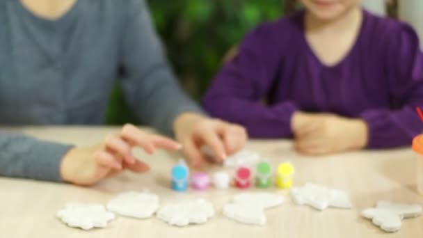 Mother and daughter doing  project — Stock Video