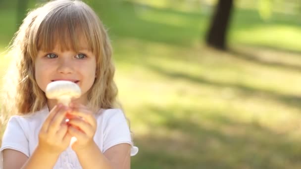 Zonnige meisje bedrijf paddestoel — Stockvideo