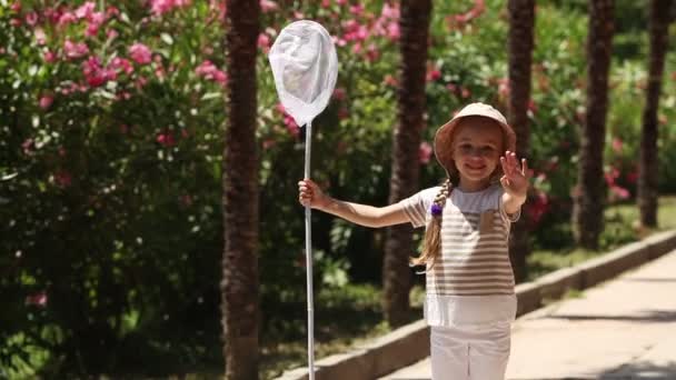 Kız bir kelebek ağı ile gülüyor — Stok video